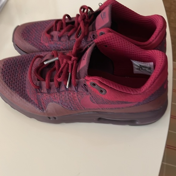 Gently used Nike defenders - Picture 2 of 7